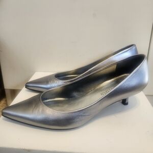 Stuart Weitzman Silver Metallic Leather Kitten Heel Pumps Size 9 Made Spain $398